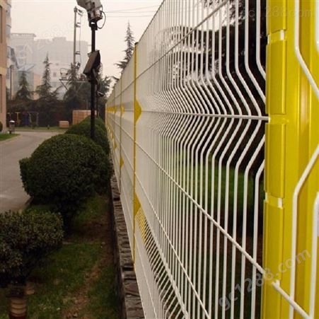 桃型护栏网 镀塑防爬护栏网 电厂隔离网 德兰现货价格